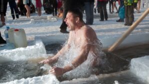 Минздрав планирует не запрещать крещенские купания