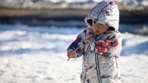 В Павлодарской области ребенок на прогулке отморозил пальцы