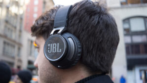 JBL анонсировала беспроводные наушники для бизнес-аудитории